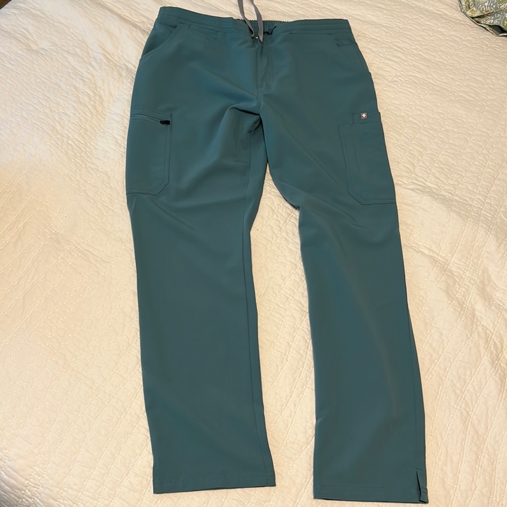 Scrubs; Figs Yola Cargo Scrub Pant size Large